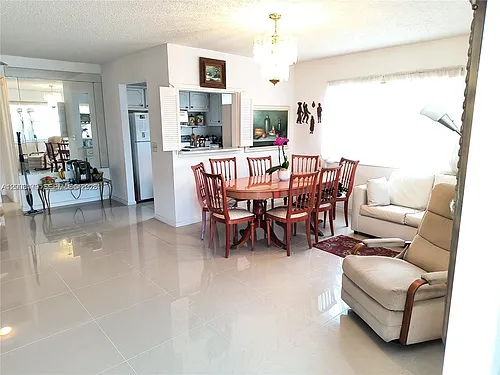 308 Markham N Photo 1