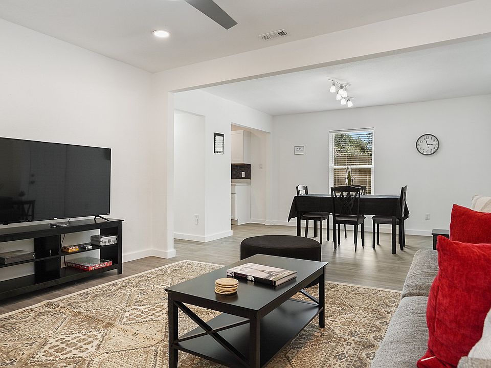 Bright and open Living/Dining