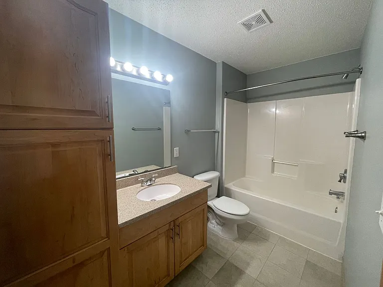 1074 Parkway Dr — Photo 12
