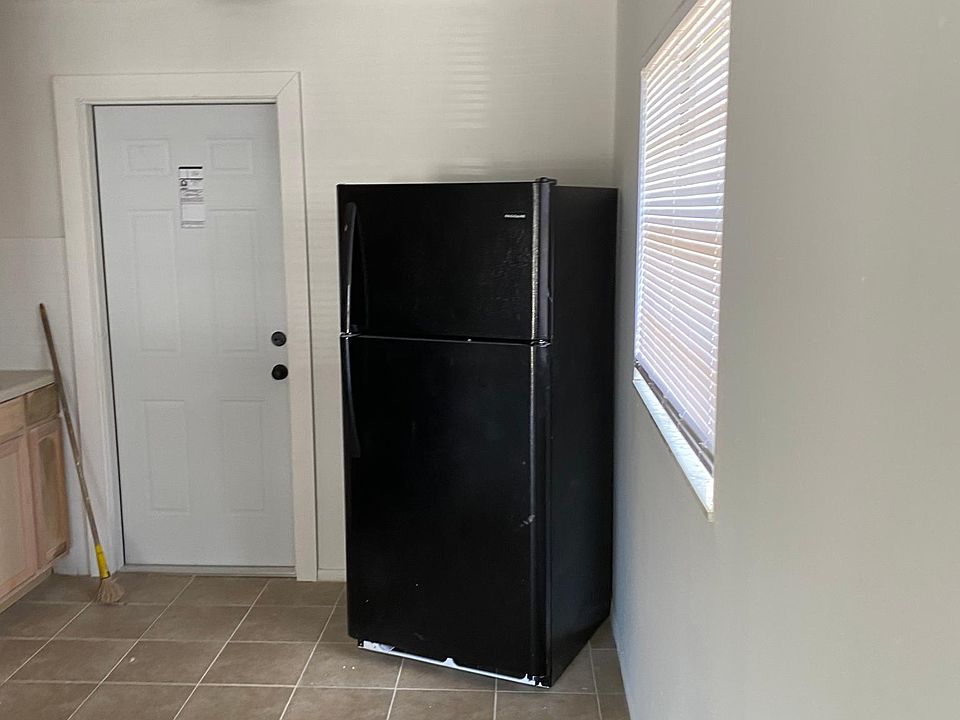 2nd image of 941 Sharon Ct