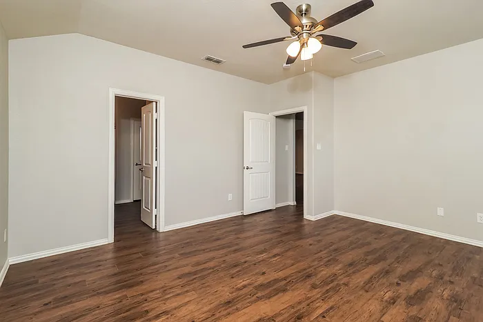 300 Windmill Ct — Photo 11