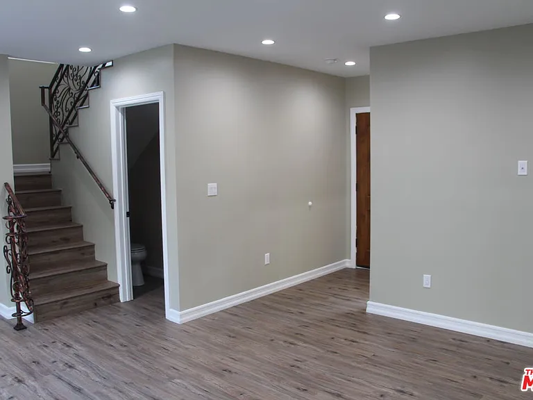 15431 Huston St — Photo 7