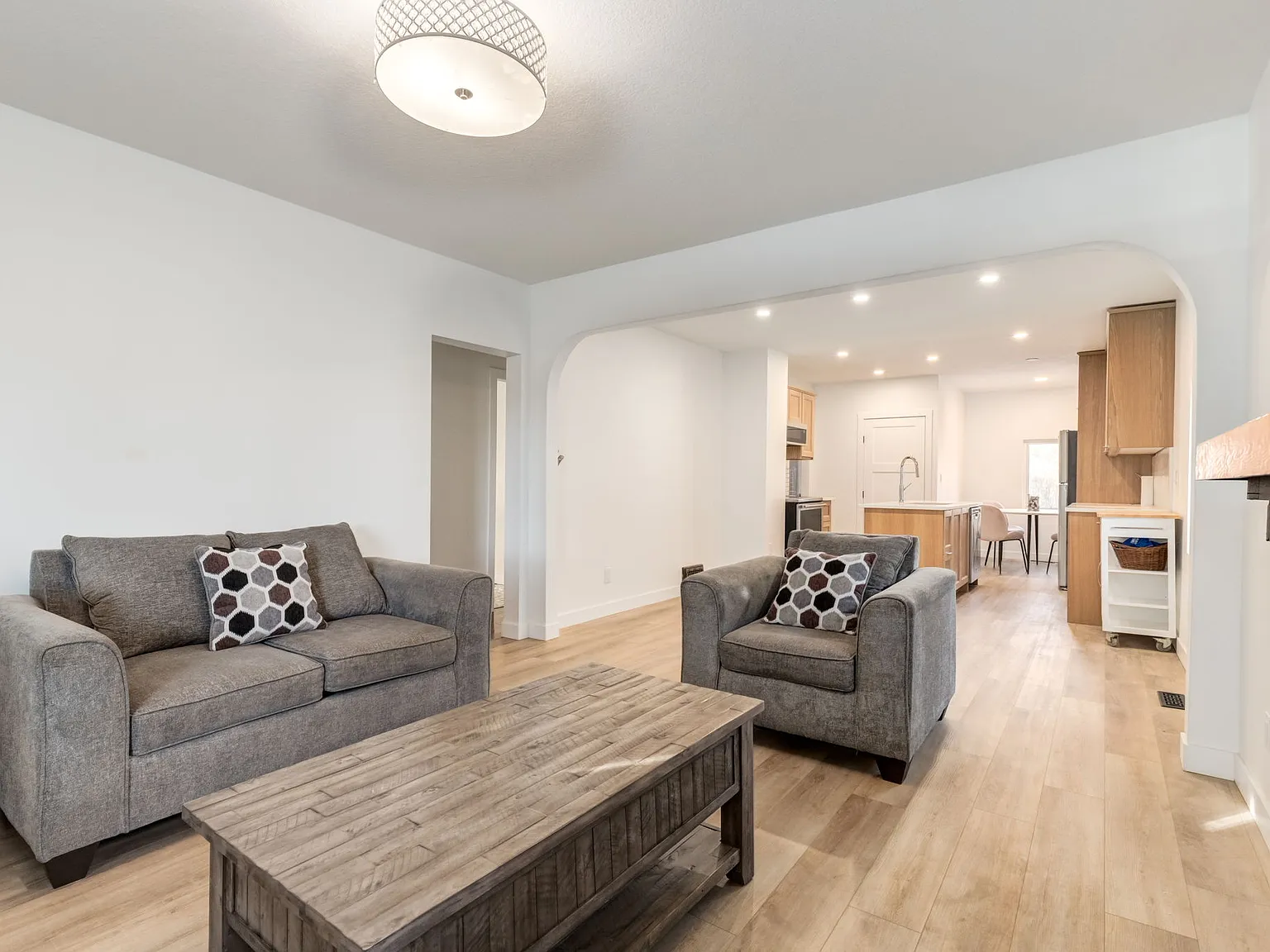 3 Bed 1 Bath Upper Suite Mount Pleasant Calgary — Photo 4