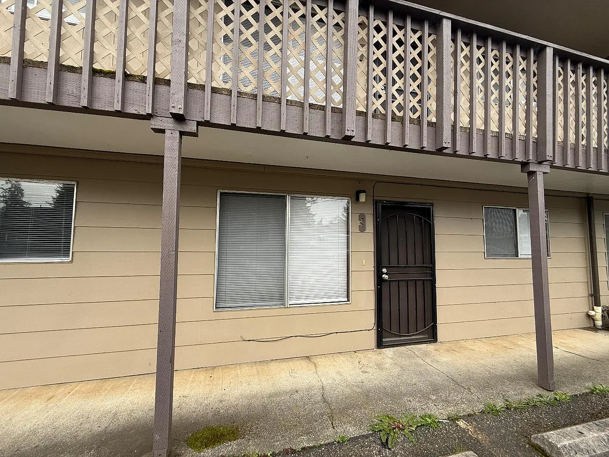 Unit Photo - 1060 W 12th St #3
