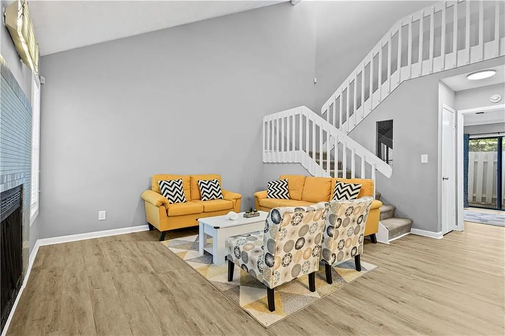 3 bed, 2.0 bath, 1241 sqft, $2,100 — Photo 3