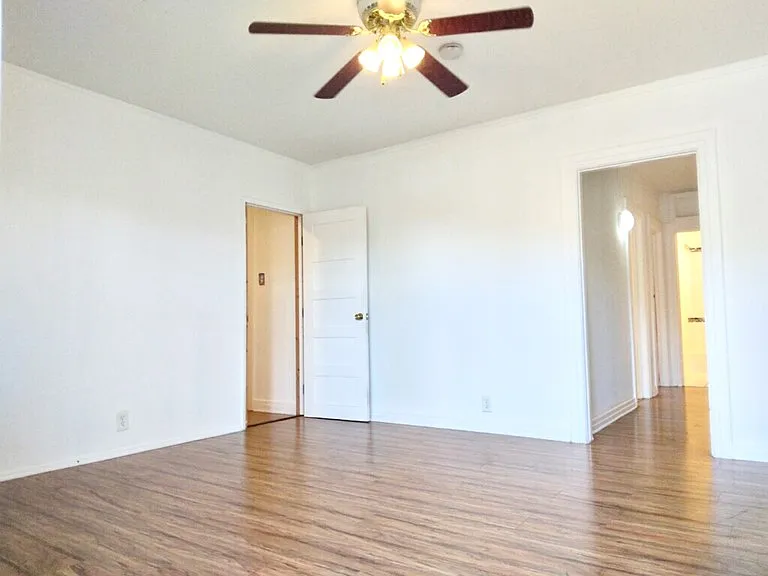 1528 W 29th St
