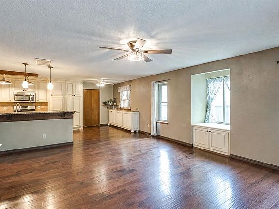 2nd image of 817 SE 9th St