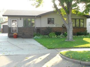 1305 Richmond Dr, Bismarck, ND 58504