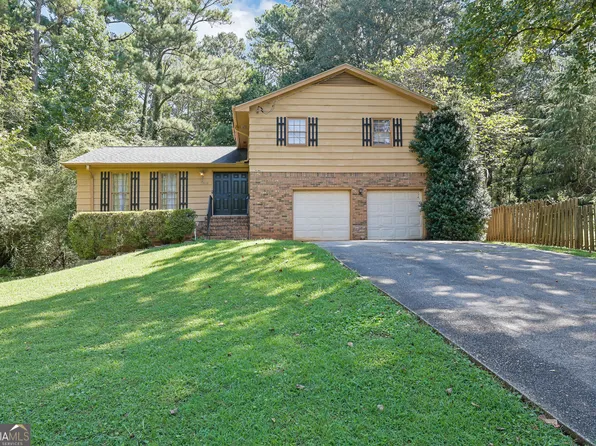 818 Bradford Ct SW, Lilburn, GA 30047