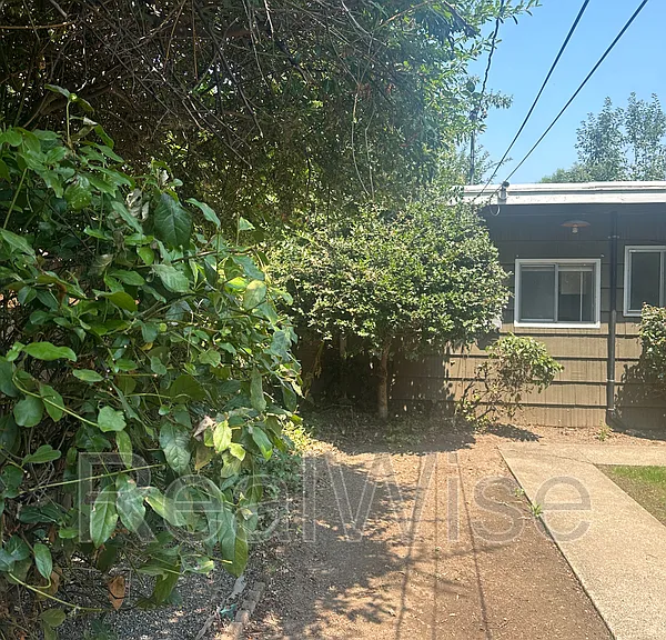 940 SE North St — Photo 24