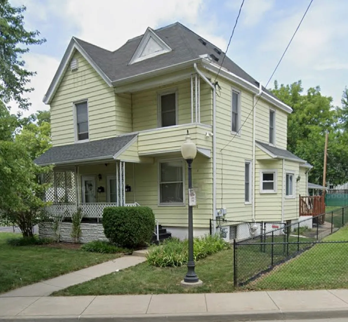 Front of the home - 901 NE Glen Oak Ave #2