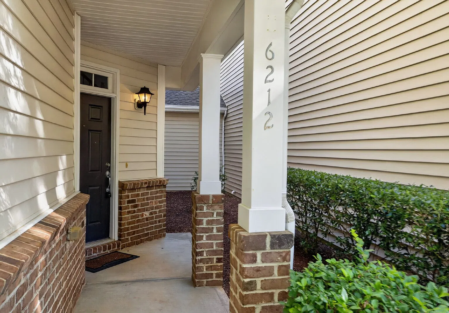 3 bed, 2.5 bath, 1892 sqft, $2,100 — Photo 3
