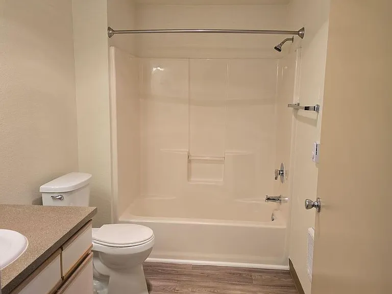 Winfou06-Columbia Village Apartments — Photo 8