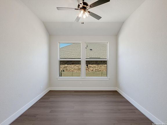 4th image of 370 Bridle Trail