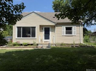 32118 Cambridge St, Garden City, MI 48135