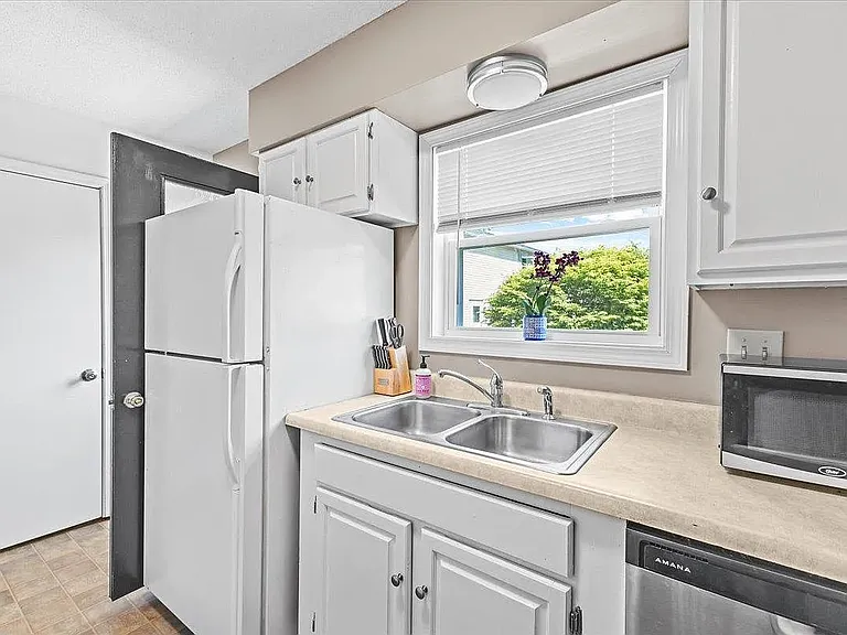 37 Densmore Dr — Photo 20