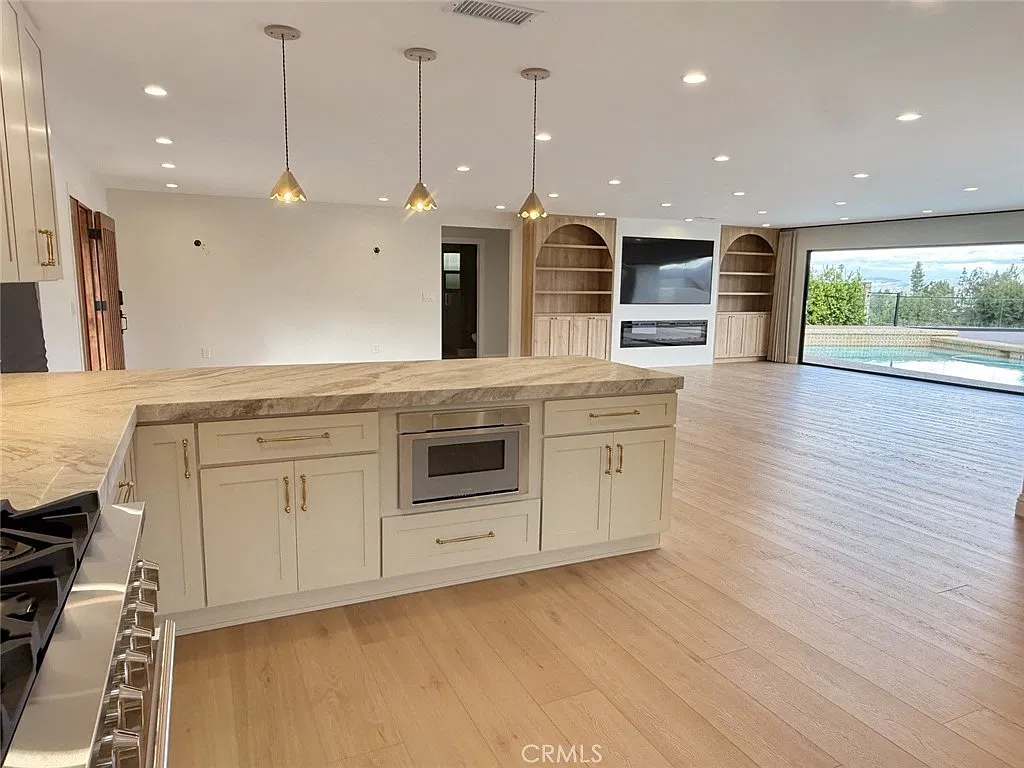3 bed, 2026 sqft, $7,000 — Photo 2