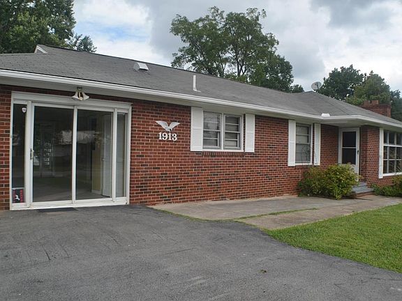 3rd image of 1913 McClain Dr