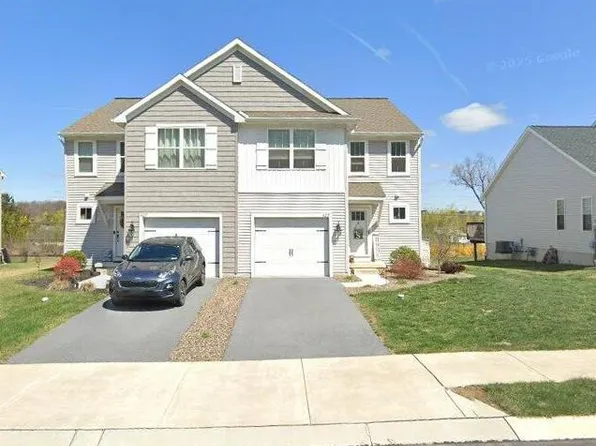 425 Smokering Dr, Robesonia, PA 19551