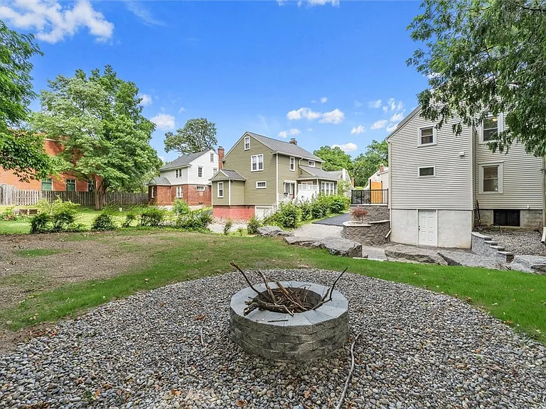 106 Wellington Rd — Photo 35