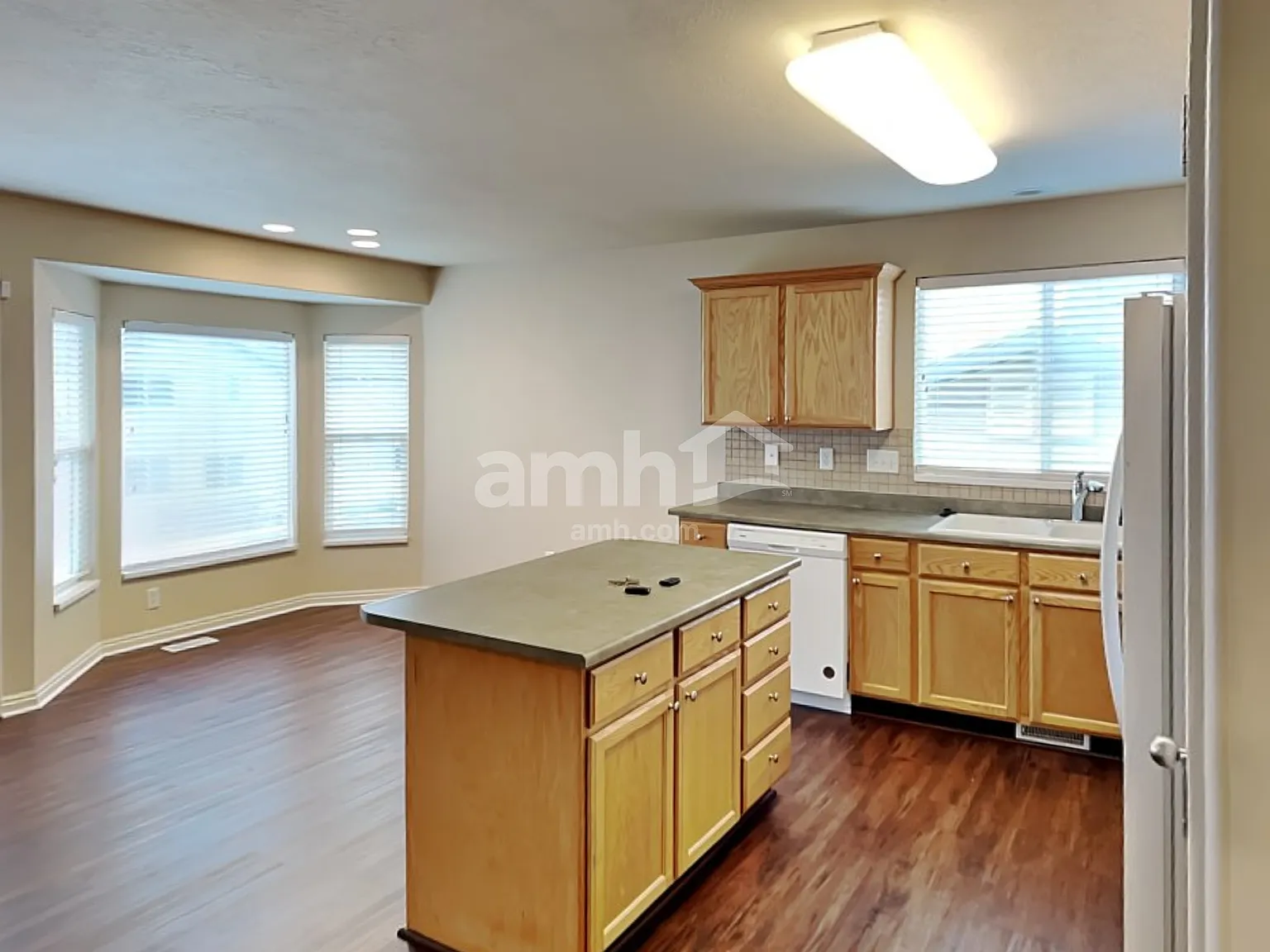 4 bed, 3.0 bath, 2360 sqft, $2,915 — Photo 3
