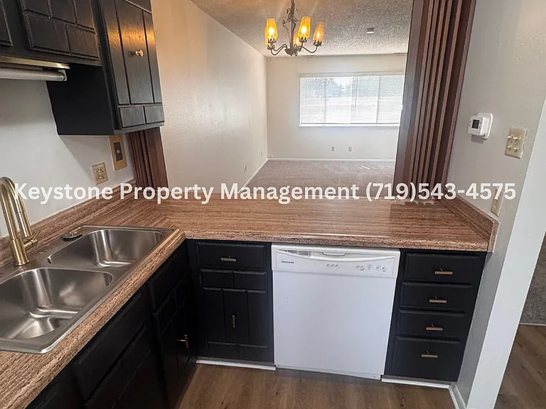 Updated 2 Bedroom Belmont Townhome with Attached Garage & Fenced Yard $1300/$1300 — Photo 9