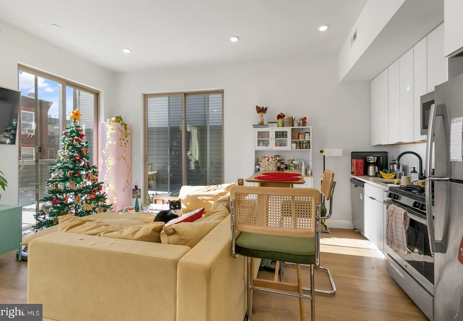 1 bed, 1.0 bath, $1,990 — Photo 2