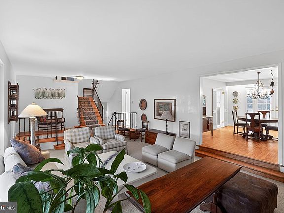 4th image of 307 Colonial Dr