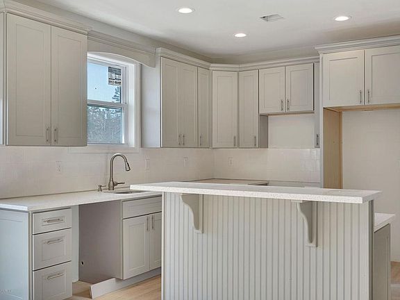 3rd image of 932 Broadway Blvd