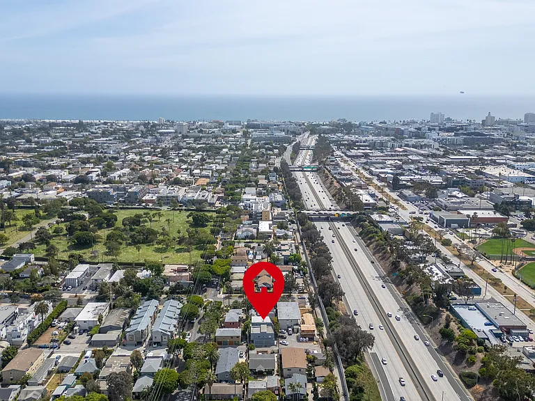 Close proximity to the beach & parks