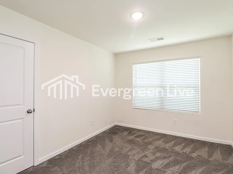 267 E Catawba Ave — Photo 5