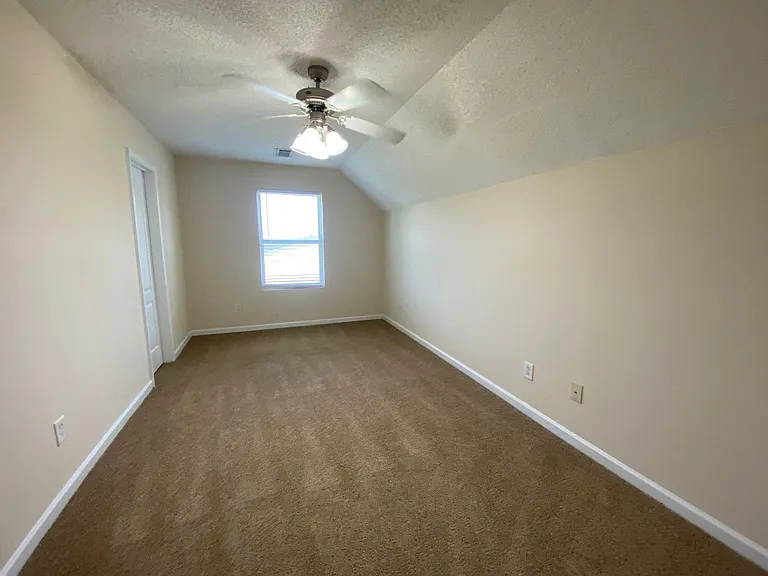 218 Bridgewater Cir — Photo 9