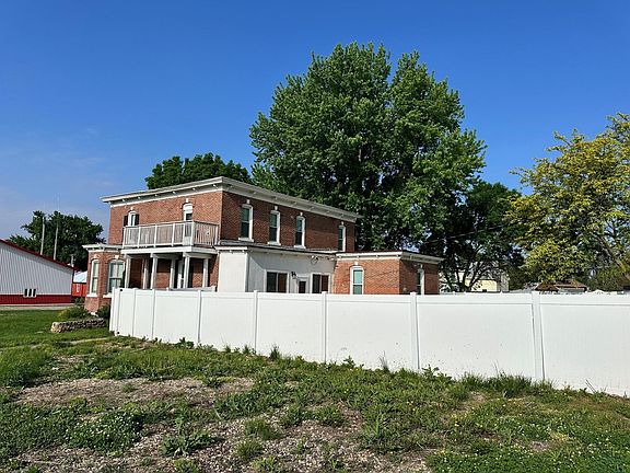 3rd image of 205 W 3rd St