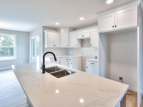5th image of 221 De Rosa Dr