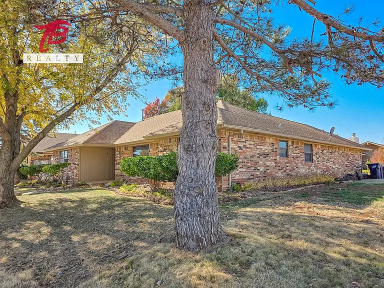 6811 Lyrewood Ln — Photo 10