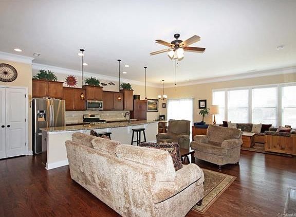 5th image of 214 Hunters Hill Dr