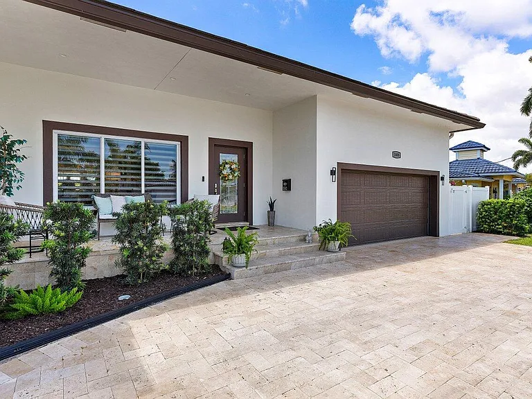 1008 SE 10th Ct — Photo 4