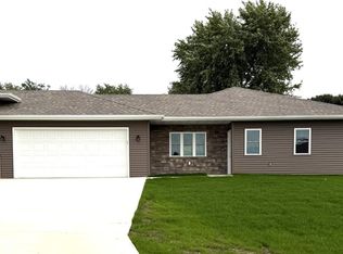 905 Iowa Dr, Manning, IA 51455