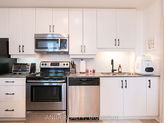 4th image of 33 Bay St #3004