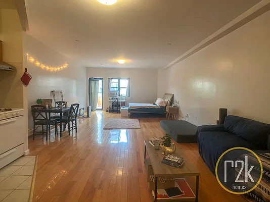 Rented by Realty 2000 Corp | media 11