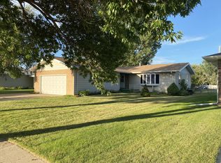 1708 Rose Ln, Williston, ND 58801