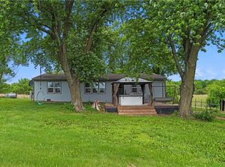 17913 258th St, Tonganoxie, KS 66086