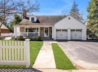 114 Middle Neck Rd, Port Washington, NY 11050