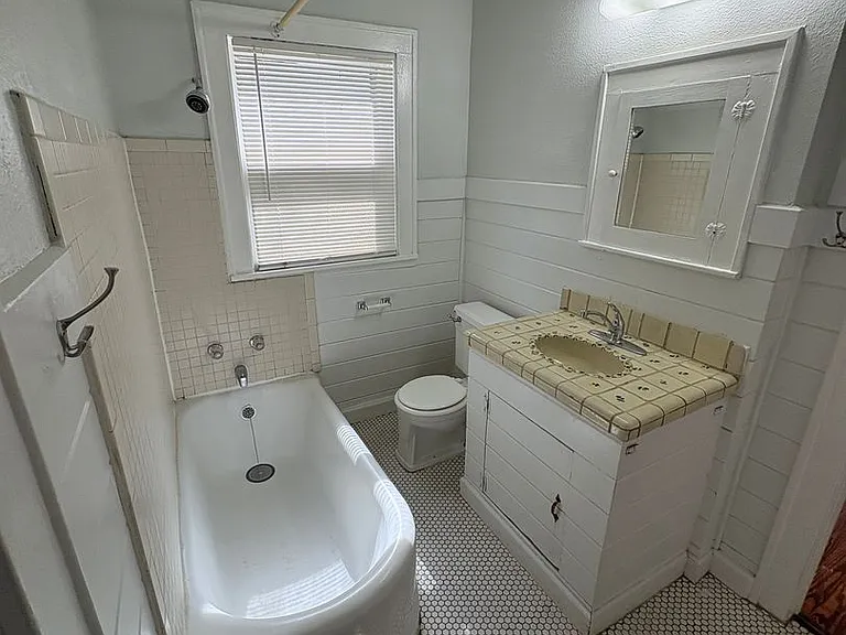 915 W 29th St — Photo 7