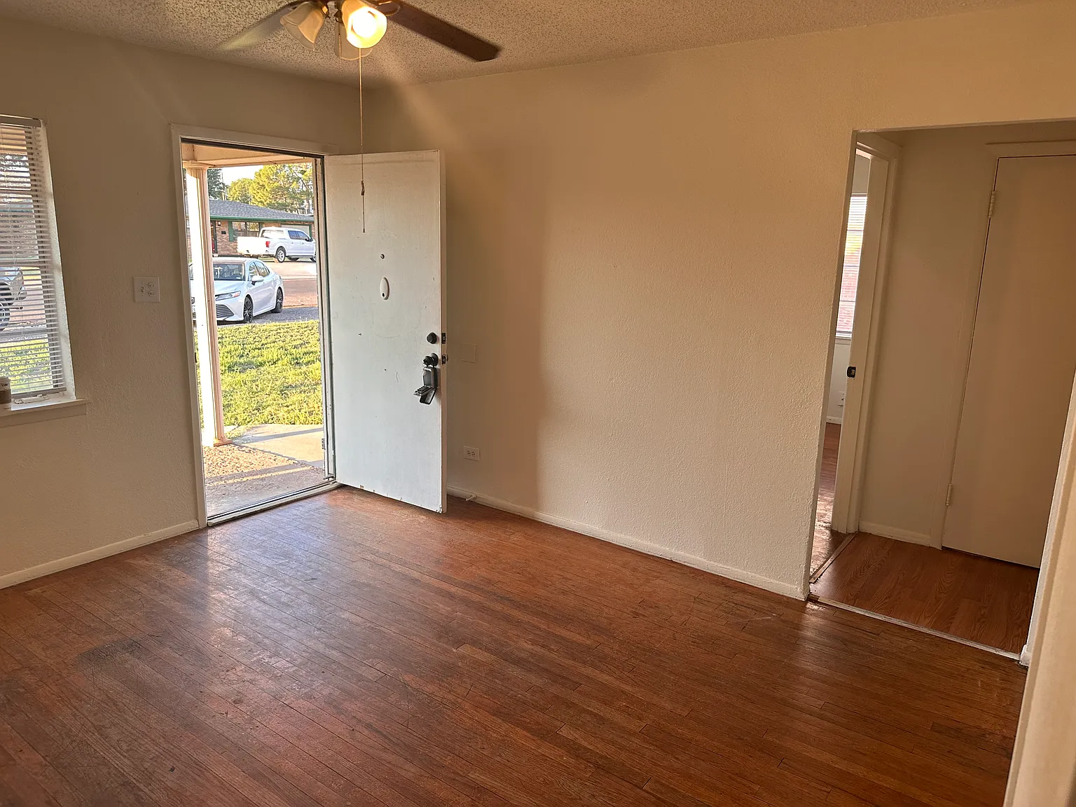 2 bed, 900 sqft, $1,275 — Photo 2