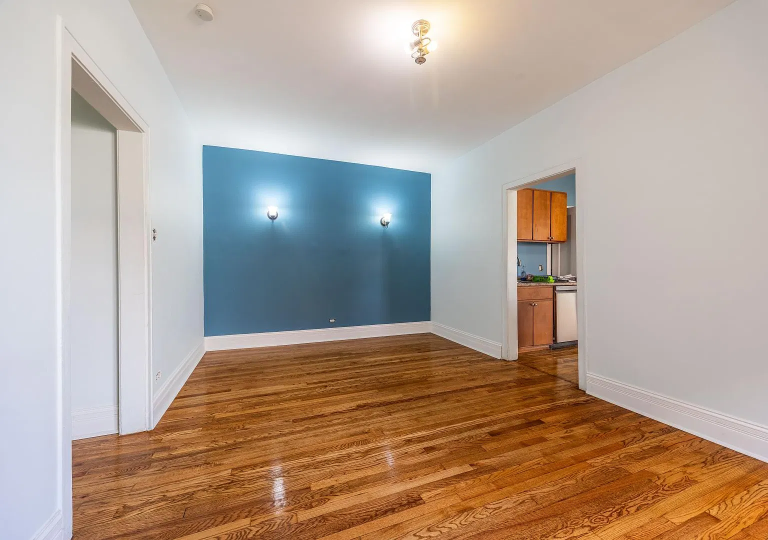 3 bed, 1100 sqft, $2,300 — Photo 4