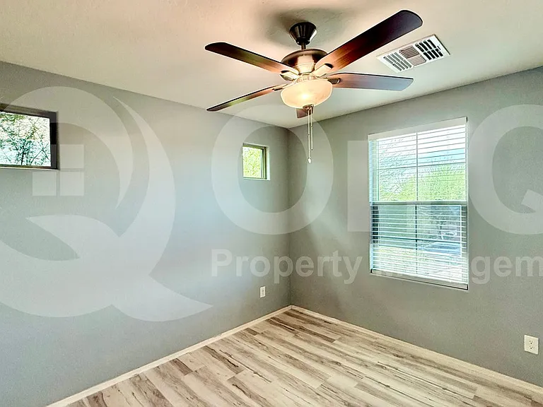 10204 W Lawrence Ln — Photo 18