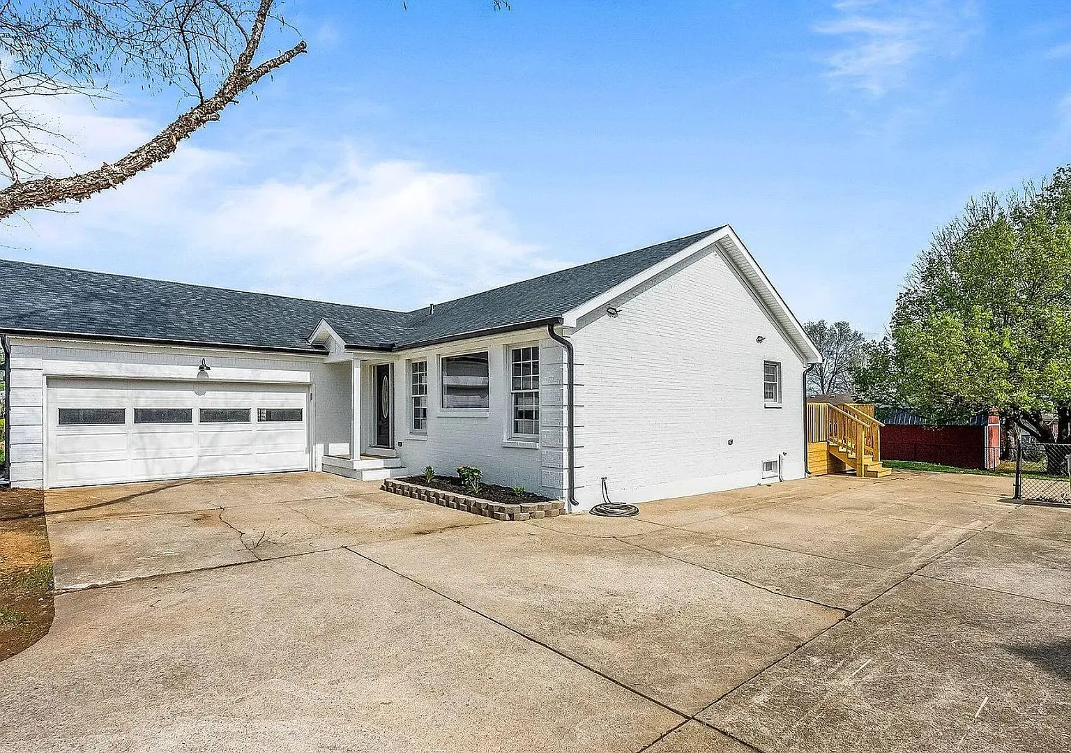 Fully Renovated 4 Bedroom — Photo 2