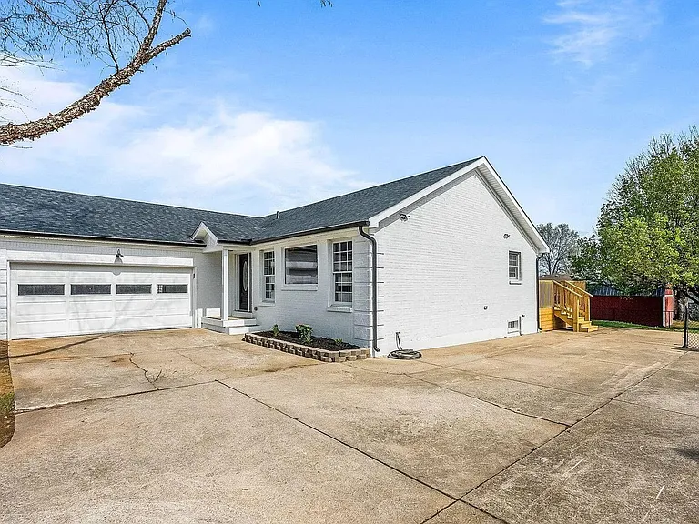400 Newman Way — Photo 2