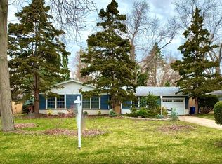 421 Bridle Ln, Wheaton, IL 60187